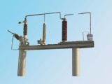 WF-ZJB型變壓器中性點間隙接地保護裝置專用于110KV、220KV、330KV、500KV電力變壓器中性點，以實現中性點接地或不接地兩種不同的運行方式而設計的，從而避免變壓器中性點因受雷電沖擊和故障引起電壓升高、對變壓器絕緣造成損害。此產品可以廣泛應用于電力、冶金、化工、煤炭行業。